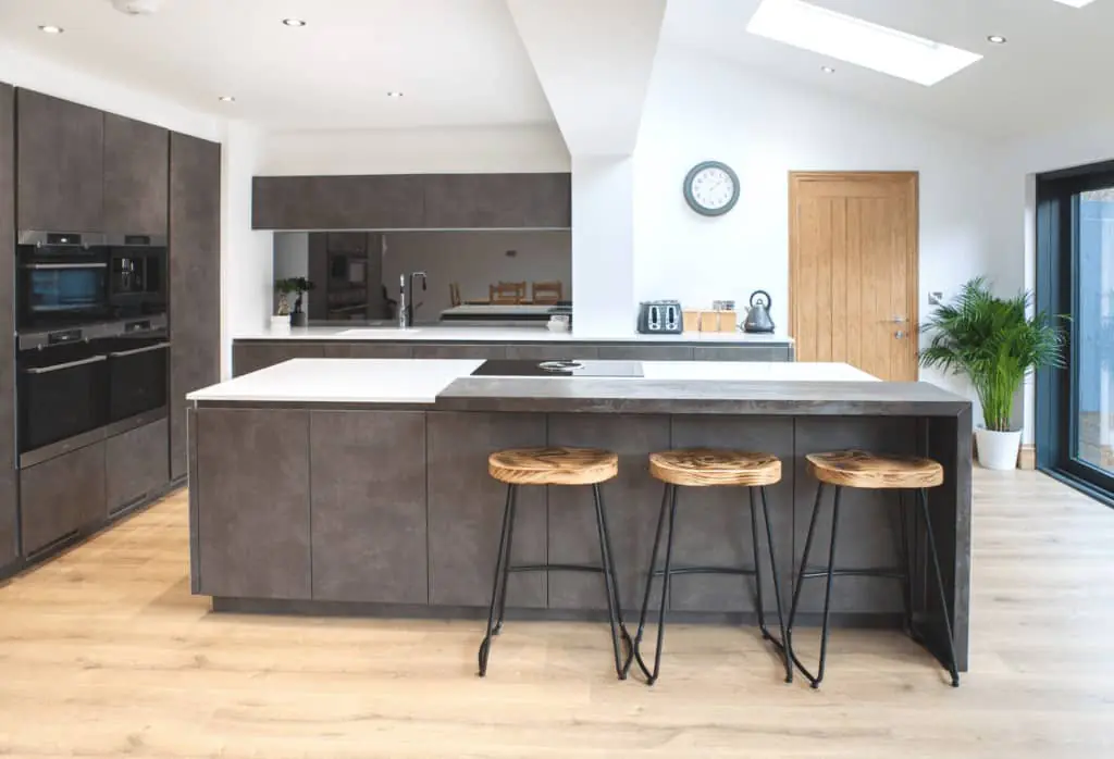 A Guide To Designing A Contemporary Yorkshire Kitchen Modern Kitchen With Dark Finish