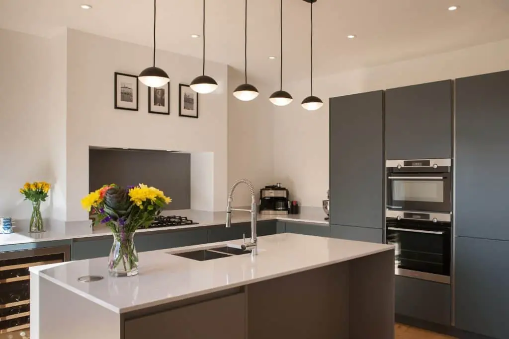 Modern Kitchen Design Ideas โ 5 Contrasting Modern Kitchen Looks Modern Open Plan Kitchen Leeds